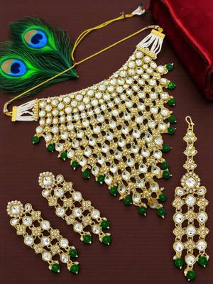 Gold-plated kundan green beads v-shaped necklace set with maang tikka 1