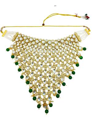 Gold-plated kundan green beads v-shaped necklace set with maang tikka 3