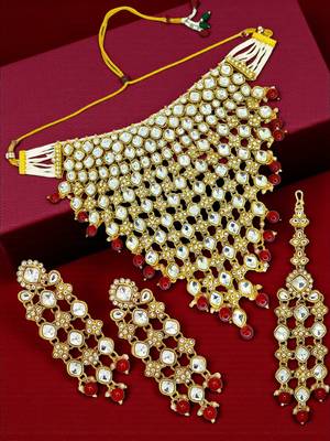 Gold-plated kundan maroon beads v-shaped necklace set with maang tikka 1