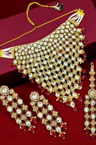 Gold-plated kundan maroon beads v-shaped necklace set with maang tikka