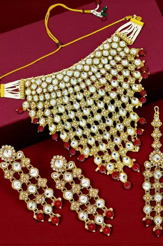 Gold-plated kundan maroon beads v-shaped necklace set with maang tikka