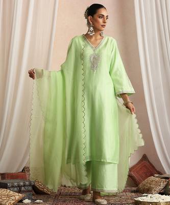 Green embroidered chanderi kurta set 1