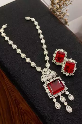 Queen   s charm red stone diamond necklace set