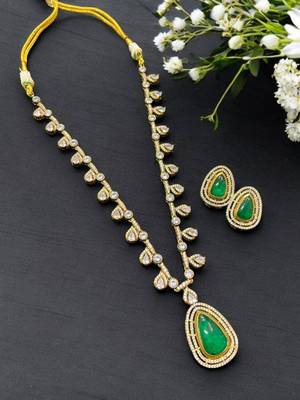 Elegant teardrop green gem necklace with earrings 1