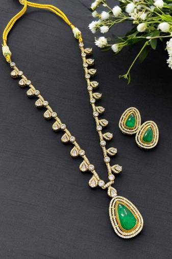 Elegant teardrop green gem necklace with earrings