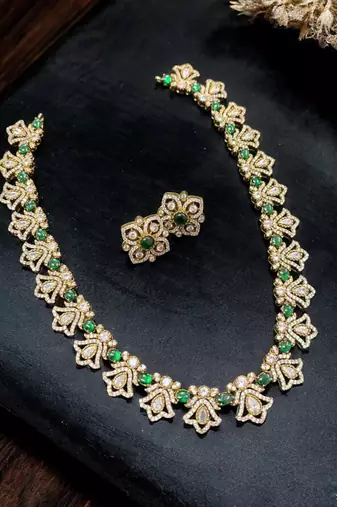 Elegant sapphire stone floral necklace with earrings