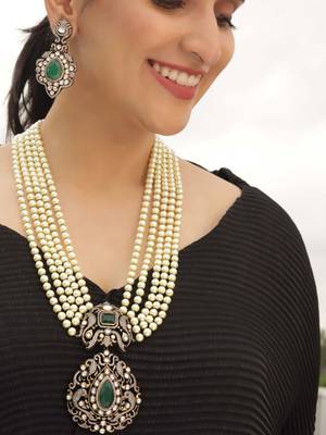 Royal pearl and green stone kundan necklace set 4