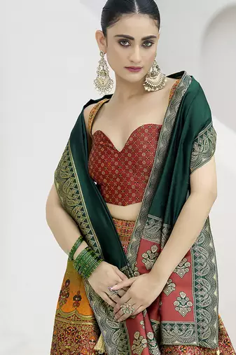 Lehenga Choli Jacquard Kanjiwaram silk blend in Rust