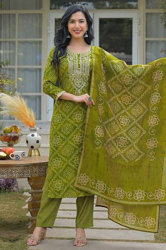 Women green silk blend bandhani embroidered straight kurta trousers with dupatta
