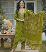 Women green silk blend bandhani embroidered straight kurta trousers with dupatta