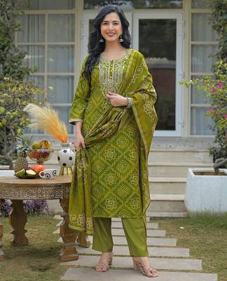 Women green silk blend bandhani embroidered straight kurta trousers with dupatta 2