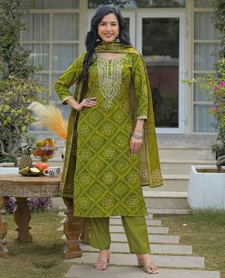 Women green silk blend bandhani embroidered straight kurta trousers with dupatta 3