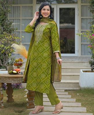 Women green silk blend bandhani embroidered straight kurta trousers with dupatta 4