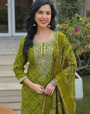 Women green silk blend bandhani embroidered straight kurta trousers with dupatta 5