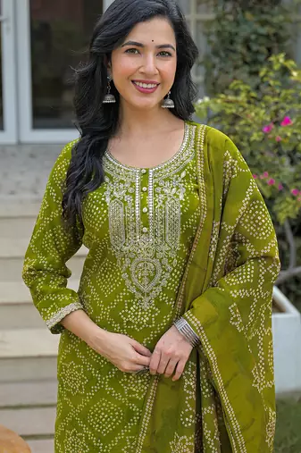 Women green silk blend bandhani embroidered straight kurta trousers with dupatta