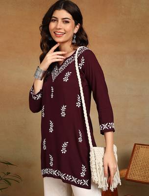 women ethnic motifs hand embroidered v-neck chikankari liva straight kurti 4