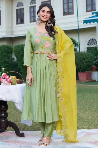 Women Mul Chanderi with thread work & Khatli Work Kurta With Trouser & With Dupatta