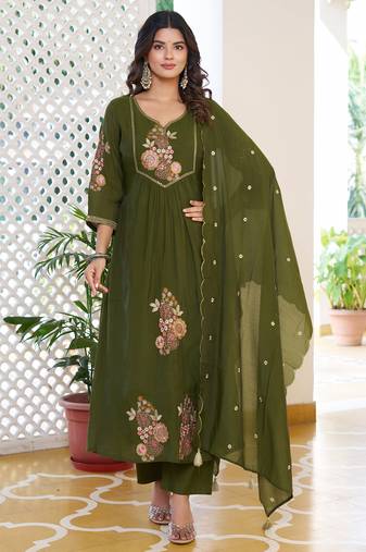 Women Mul Chanderi with thread work & Khatli Work Kurta With Trouser & With Dupatta