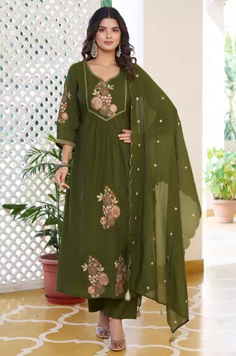 Women Mul Chanderi with thread work & Khatli Work Kurta With Trouser & With Dupatta