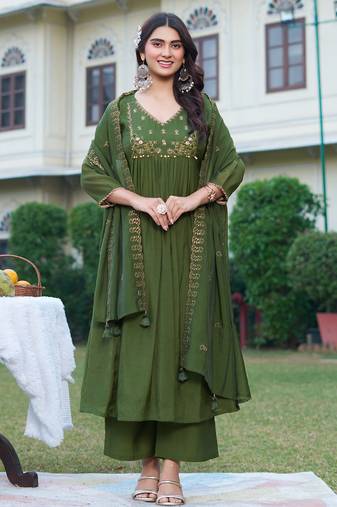 Women Mul Chanderi with thread work & Khatli Work Kurta With Trouser & With Dupatta