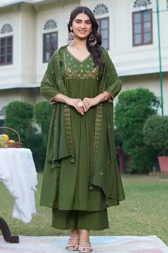 Women Mul Chanderi with thread work & Khatli Work Kurta With Trouser & With Dupatta