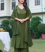 Women Mul Chanderi with thread work & Khatli Work Kurta With Trouser & With Dupatta