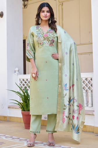 Women Mul Chanderi with thread work & Khatli Work Kurta With Trouser & With Dupatta