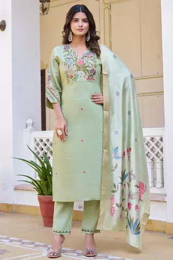 Women Mul Chanderi with thread work & Khatli Work Kurta With Trouser & With Dupatta