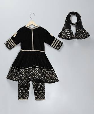 Black embroidered velvet kurta set 2