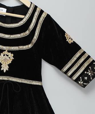Black embroidered velvet kurta set 3