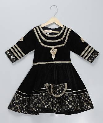Black embroidered velvet kurta set 4
