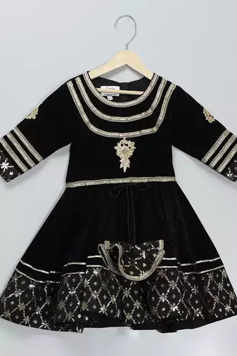 Black embroidered velvet kurta set