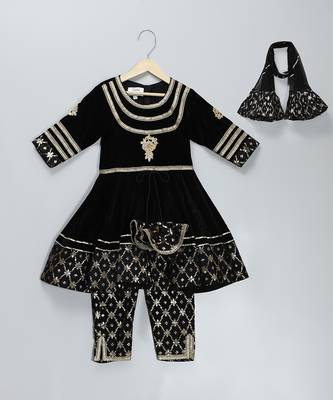 Black embroidered velvet kurta set 1