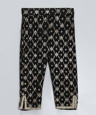 Black embroidered velvet kurta set 5