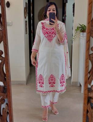 Floral embroidered white round neck cotton kurta set with trouser & dupatta 2