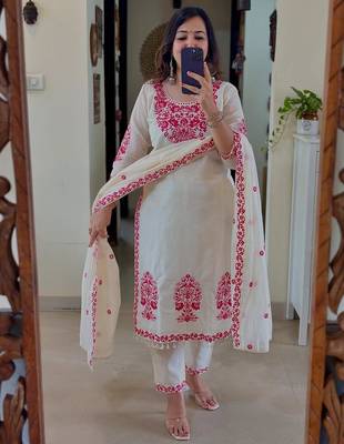 Floral embroidered white round neck cotton kurta set with trouser & dupatta 3