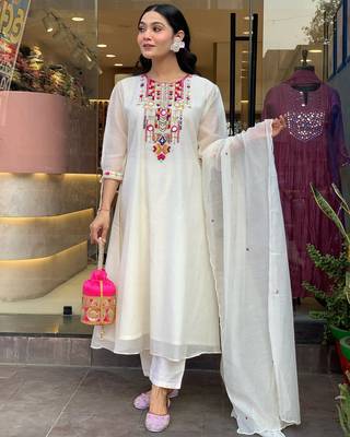 Floral embroidered white round neck chanderi kurta set with trouser & dupatta 2