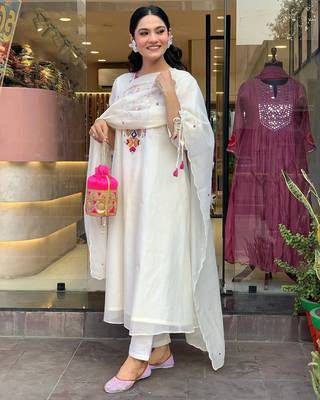 Floral embroidered white round neck chanderi kurta set with trouser & dupatta 3