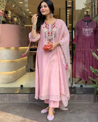 Floral embroidered pink round neck chanderi kurta set with trouser & dupatta 1