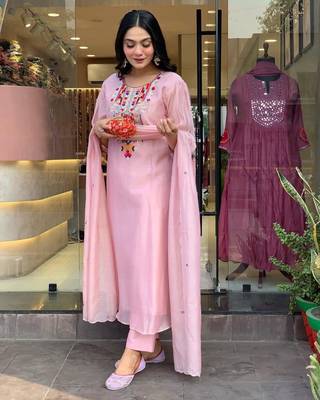 Floral embroidered pink round neck chanderi kurta set with trouser & dupatta 2