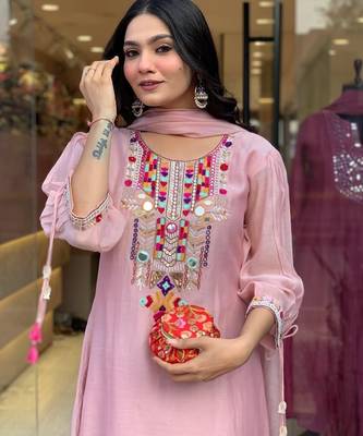 Floral embroidered pink round neck chanderi kurta set with trouser & dupatta 3