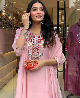 Floral embroidered pink round neck chanderi kurta set with trouser & dupatta 4