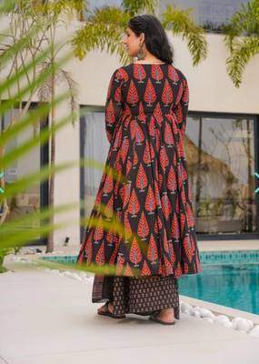 Floral printed black v neck cotton kurta set with trouser & dupatta 2