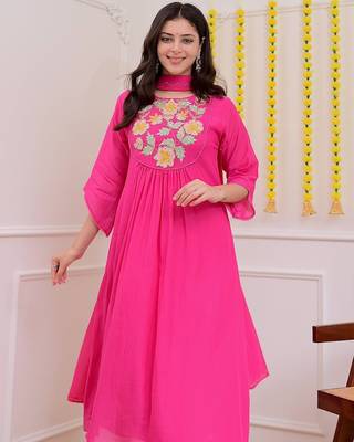 Floral embroidered pink round neck cotton kurta set with trouser & dupatta 3