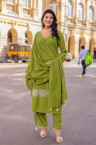 Women Viscos Slub Thread & Hand Work Kurta & Pent With Dupatta