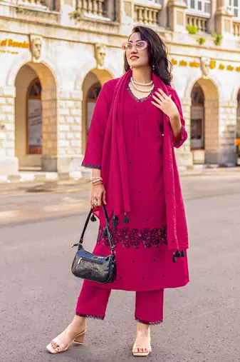 Women Mul Chanderi with thread work & Khatli Work Kurta With Trouser & With Dupatta