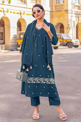 Women Mul Chanderi with thread work & Khatli Work Kurta With Trouser & With Dupatta