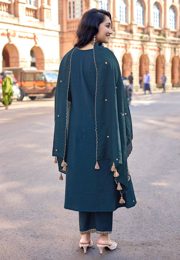 Women Mul Chanderi with thread work & Khatli Work Kurta With Trouser & With Dupatta