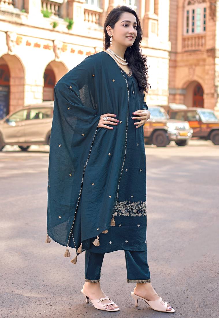 Women Mul Chanderi with thread work & Khatli Work Kurta With Trouser & With Dupatta