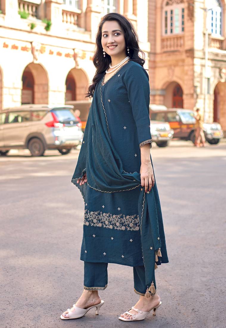 Women Mul Chanderi with thread work & Khatli Work Kurta With Trouser & With Dupatta